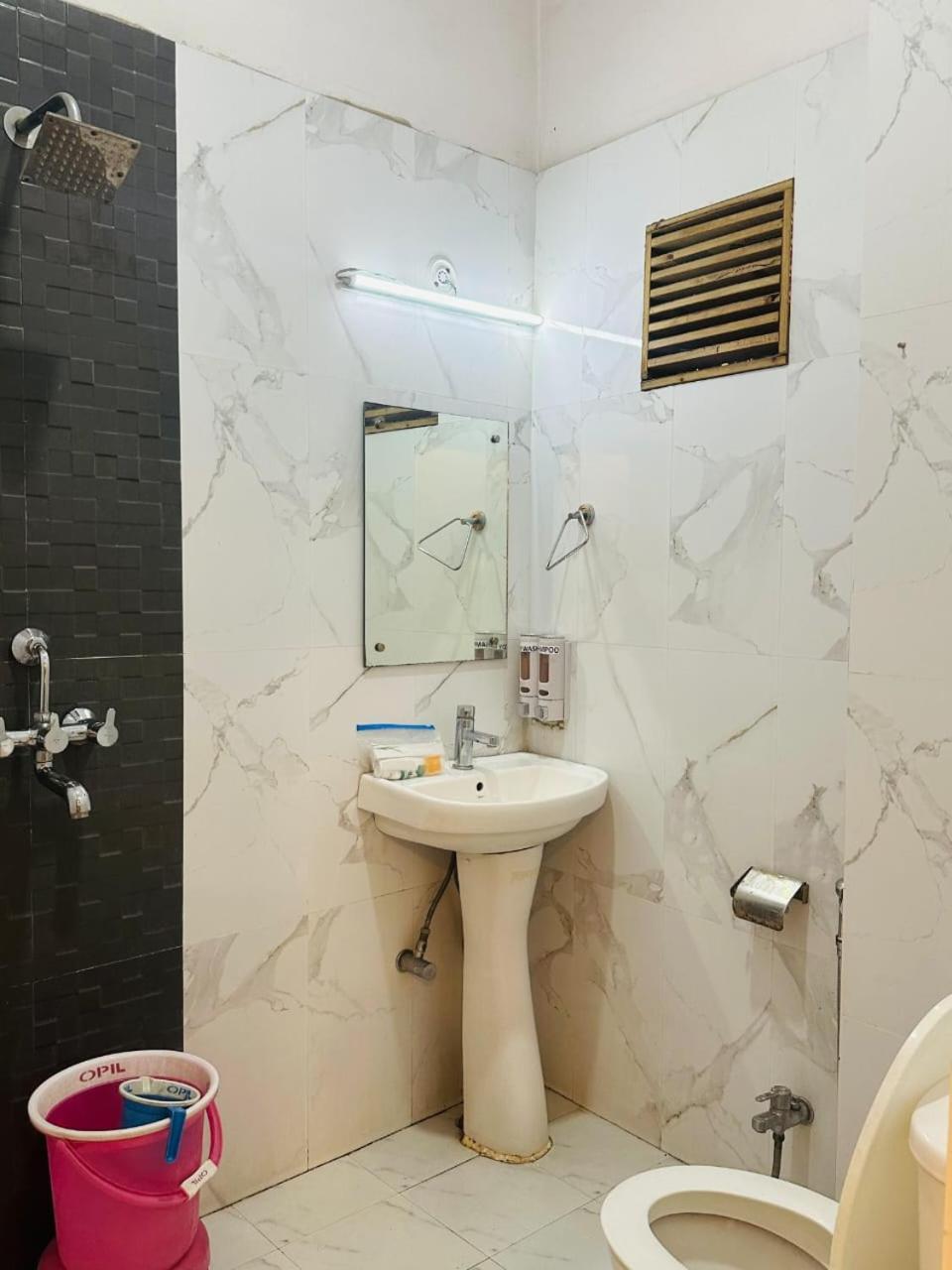Hotel Deva Inn Варанаси Экстерьер фото
