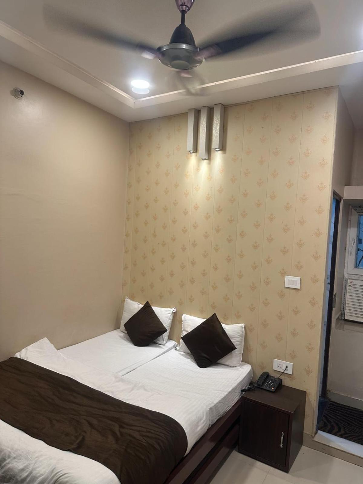 Hotel Deva Inn Варанаси Экстерьер фото